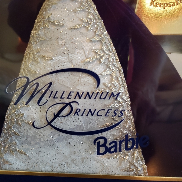 2000 Millennium Barbie - Picture 2 of 16
